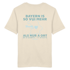Cremefarbenes Unisex T-Shirt von Grantler Gwand mit grünem Backprint „Bayern is so vui mehr als nur a Ort“ und Bayern-Silhouette – bayerisches Streetwear T-Shirt aus Baumwolle.