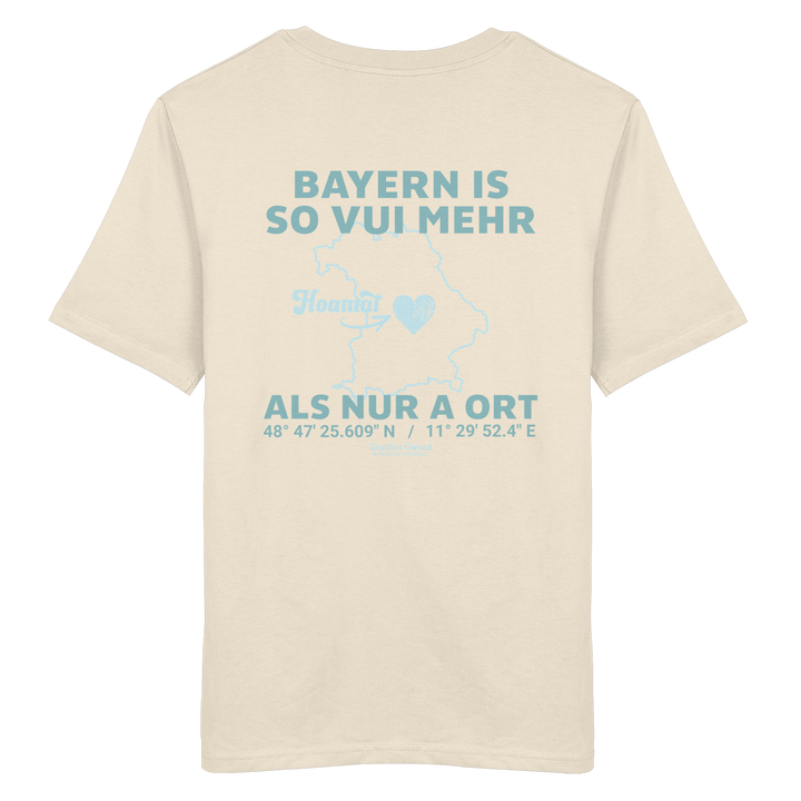 Cremefarbenes Unisex T-Shirt von Grantler Gwand mit grünem Backprint „Bayern is so vui mehr als nur a Ort“ und Bayern-Silhouette – bayerisches Streetwear T-Shirt aus Baumwolle.