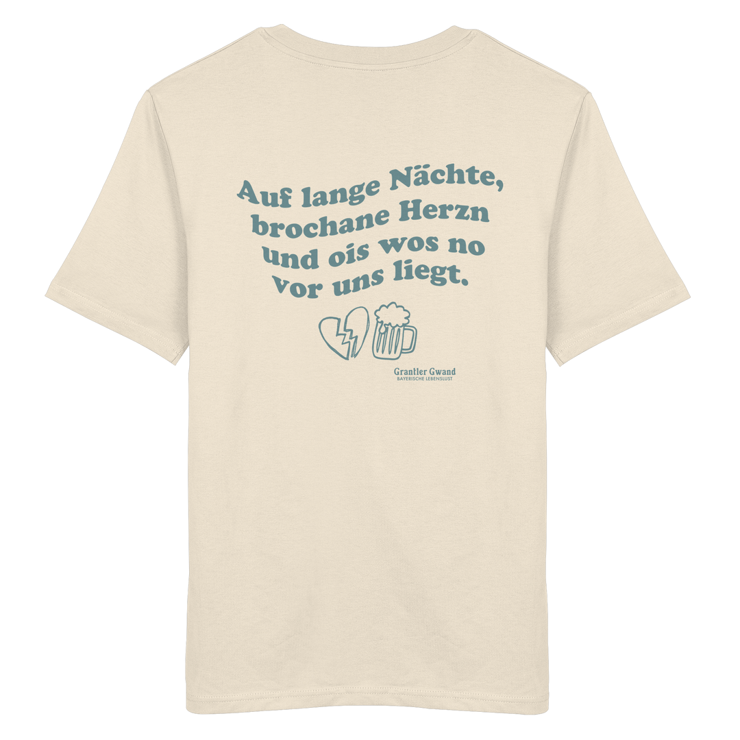 Beiges Unisex T-Shirt mit grünem Rückendruck „auf lange Nächte“ im Vintage-Look von Grantler Gwand aus hochwertiger Bio-Baumwolle.