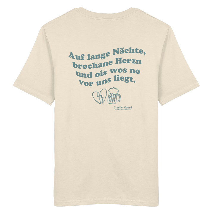 Beiges Unisex T-Shirt mit grünem Rückendruck „auf lange Nächte“ im Vintage-Look von Grantler Gwand aus hochwertiger Bio-Baumwolle.
