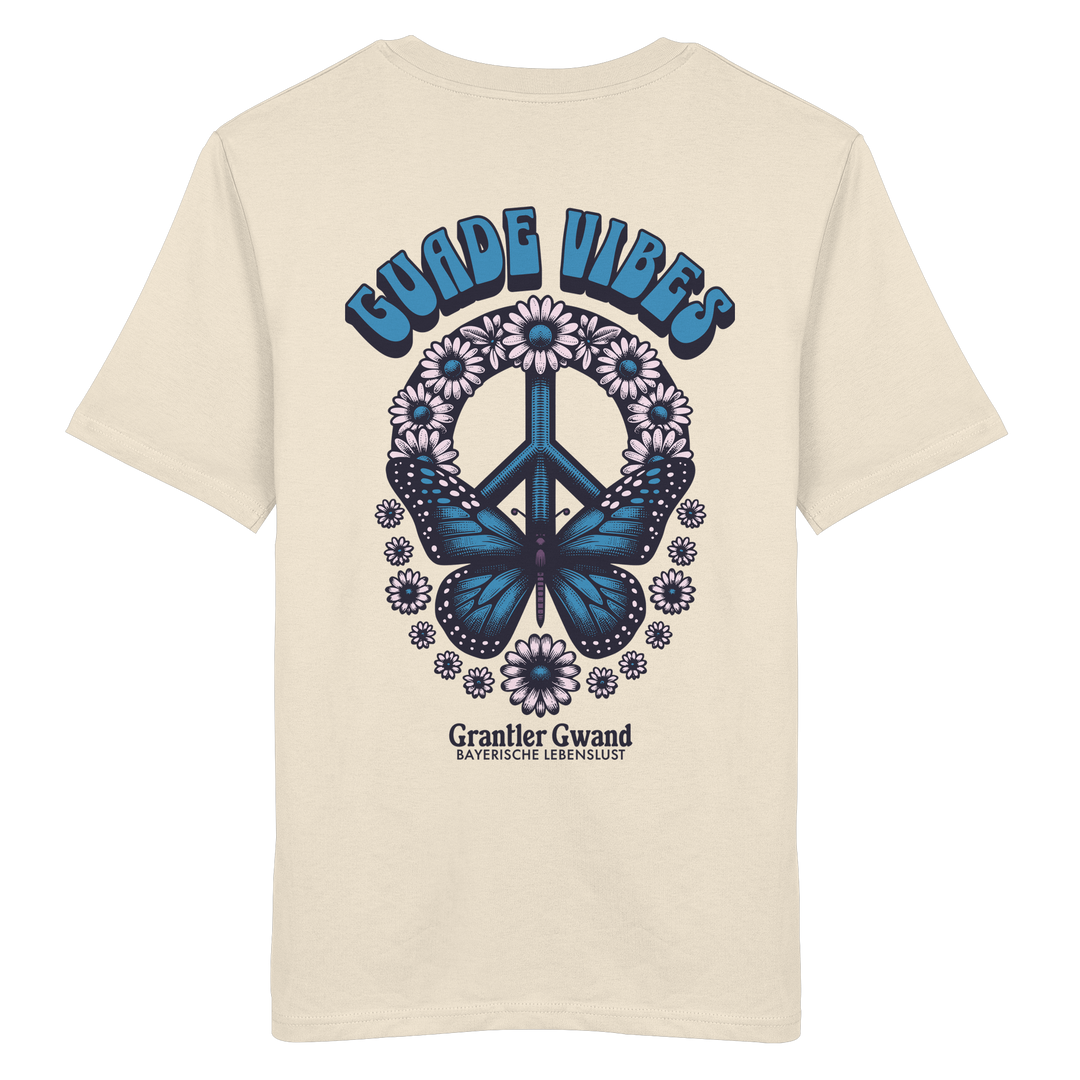 Cremefarbenes Unisex T-Shirt mit großem Backprint aus Peace-Zeichen, Schmetterling und Blumen sowie „Guade Vibes“ Schriftzug – hochwertiges Baumwoll T-Shirt im bayerischen Streetwear-Style von Grantler Gwand.