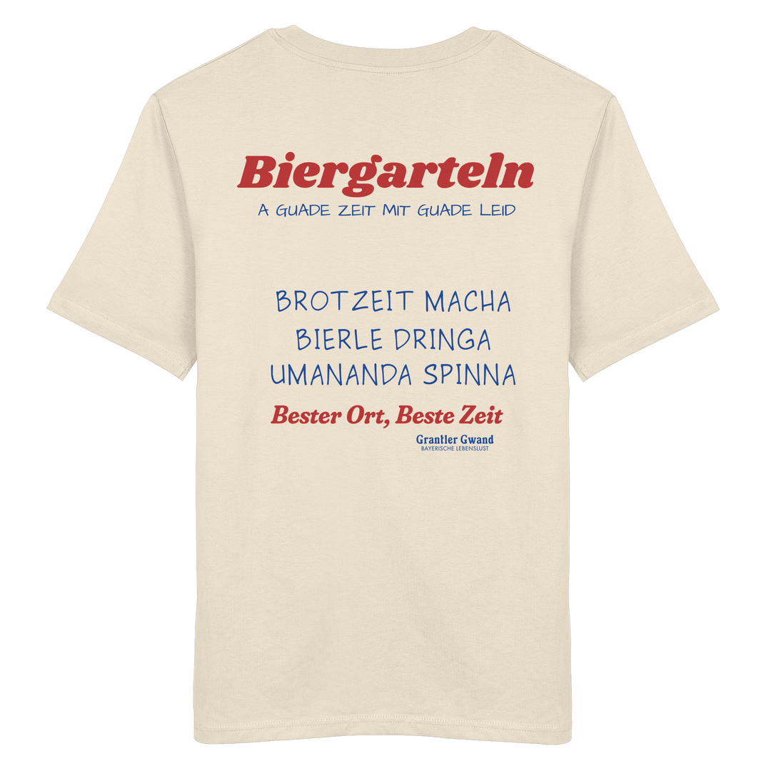 Beiges Unisex T-Shirt mit großem Biergarteln Backprint in Rot und bayerischem Statement „A guade Zeit mit guade Leid“. Hochwertiges Premium-Shirt für Biergarten, Volksfest, Stammtisch und moderne bayerische Streetwear. Designed und bedruckt in Bayern von Grantler Gwand.