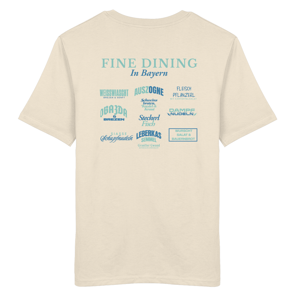 Cremefarbenes Unisex T-Shirt mit grünem „Fine Dining in Bayern“-Backprint – bayerische Streetwear mit typografischem Motiv rund um Leberkas, Brezen, Dampfnudeln und weitere Klassiker der bayerischen Küche.
