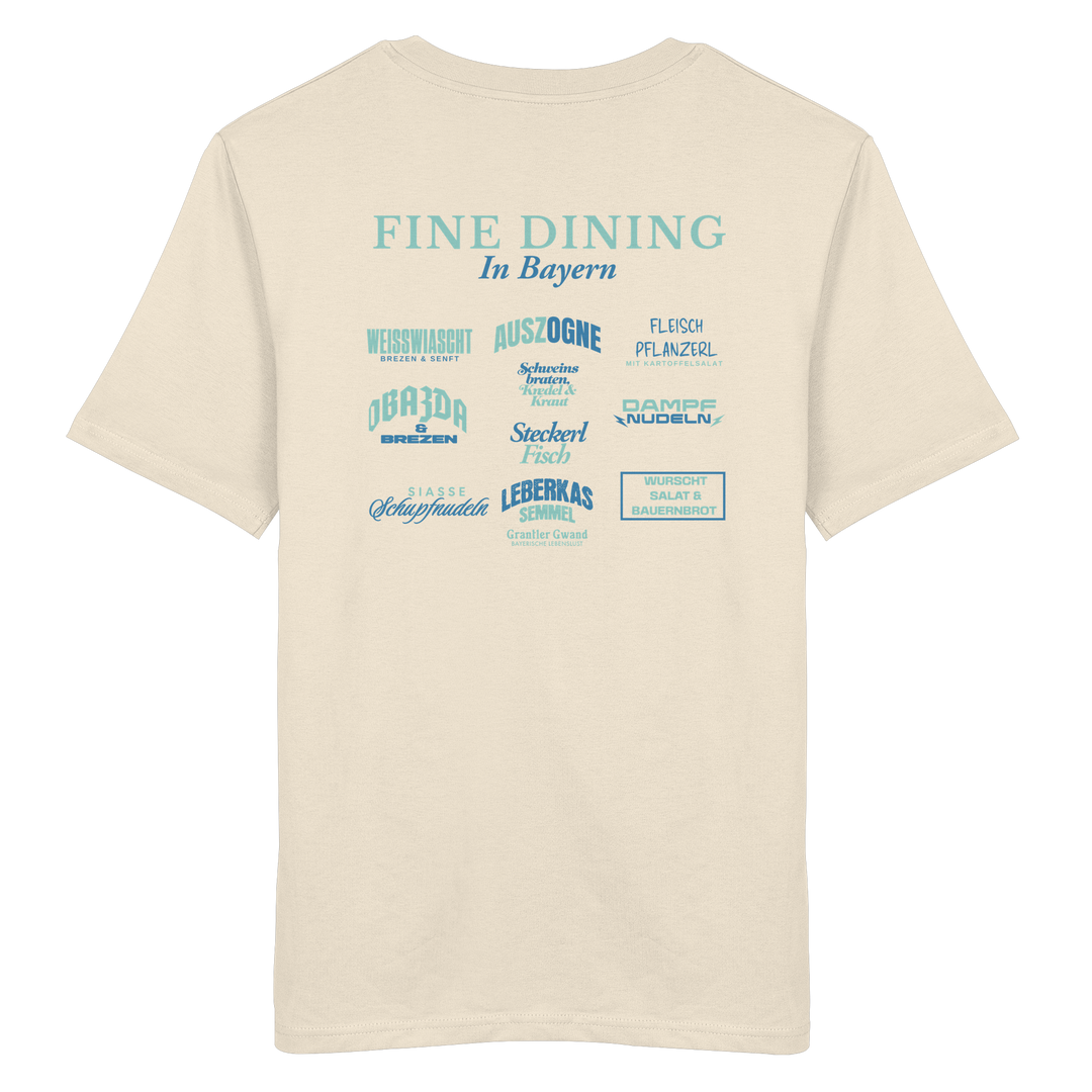 Cremefarbenes Unisex T-Shirt mit grünem „Fine Dining in Bayern“-Backprint – bayerische Streetwear mit typografischem Motiv rund um Leberkas, Brezen, Dampfnudeln und weitere Klassiker der bayerischen Küche.