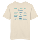 Cremefarbenes Unisex T-Shirt mit grünem „Fine Dining in Bayern“-Backprint – bayerische Streetwear mit typografischem Motiv rund um Leberkas, Brezen, Dampfnudeln und weitere Klassiker der bayerischen Küche.