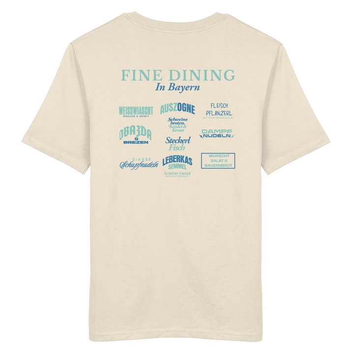Cremefarbenes Unisex T-Shirt mit grünem „Fine Dining in Bayern“-Backprint – bayerische Streetwear mit typografischem Motiv rund um Leberkas, Brezen, Dampfnudeln und weitere Klassiker der bayerischen Küche.