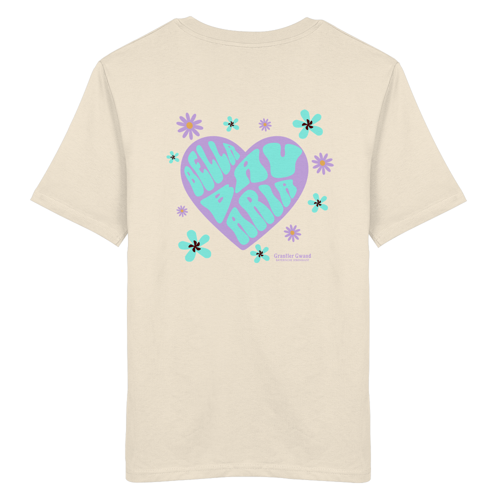 Bayerisches T-Shirt in Natural Raw mit lila Herzmotiv, türkisfarbener Aufschrift "Besser auf Bairisch" und floralen Retro-Elementen im modernen Streetwear-Design von Grantler Gwand.