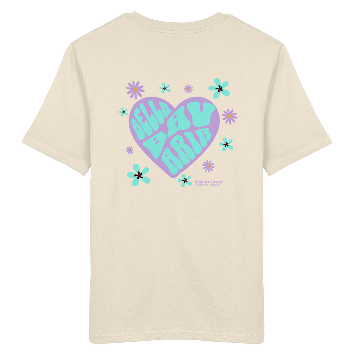 Bayerisches T-Shirt in Natural Raw mit lila Herzmotiv, türkisfarbener Aufschrift "Besser auf Bairisch" und floralen Retro-Elementen im modernen Streetwear-Design von Grantler Gwand.