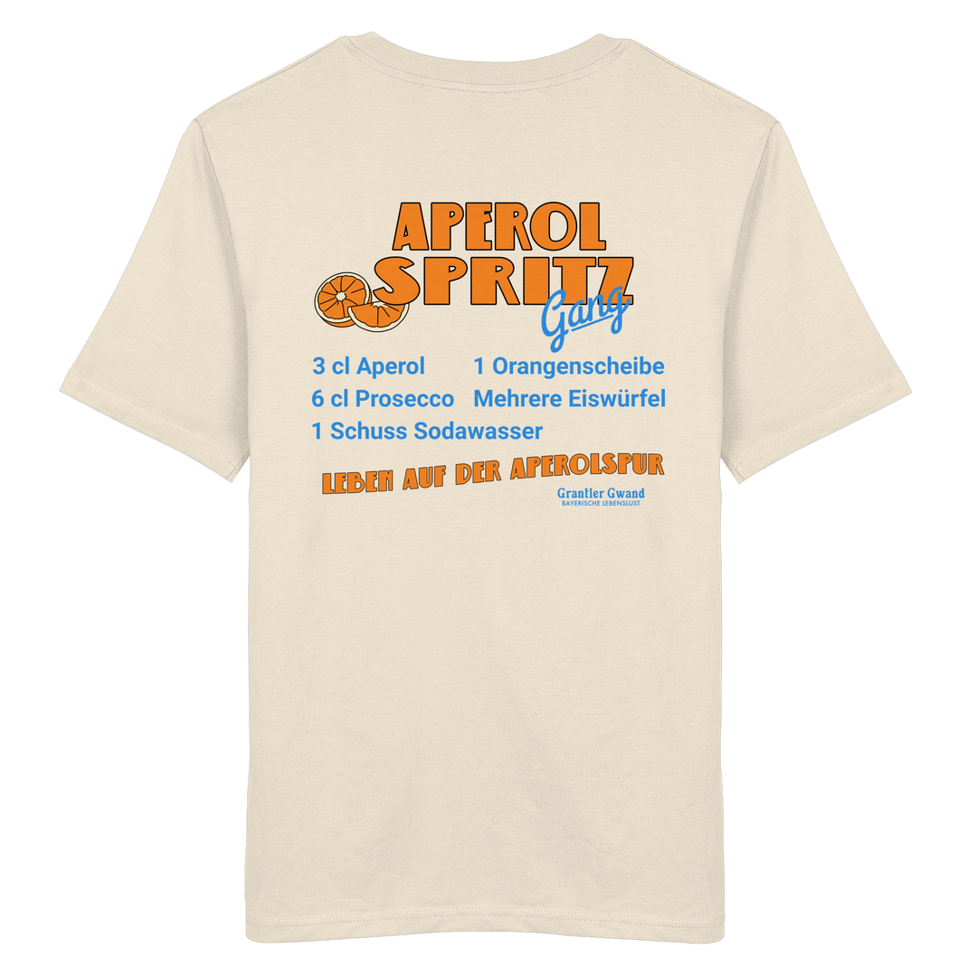 Beiges Unisex T-Shirt mit großem Aperol Spritz Gang Backprint im Retro-Design mit Cocktail-Rezept. Hochwertiges Premium-Shirt für Sommer, Biergarten, Festival, Urlaub und moderne Streetwear. Designed und bedruckt in Bayern von Grantler Gwand.