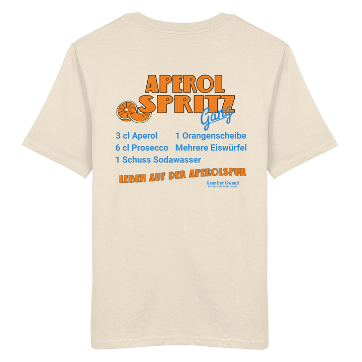 Beiges Unisex T-Shirt mit großem Aperol Spritz Gang Backprint im Retro-Design mit Cocktail-Rezept. Hochwertiges Premium-Shirt für Sommer, Biergarten, Festival, Urlaub und moderne Streetwear. Designed und bedruckt in Bayern von Grantler Gwand.