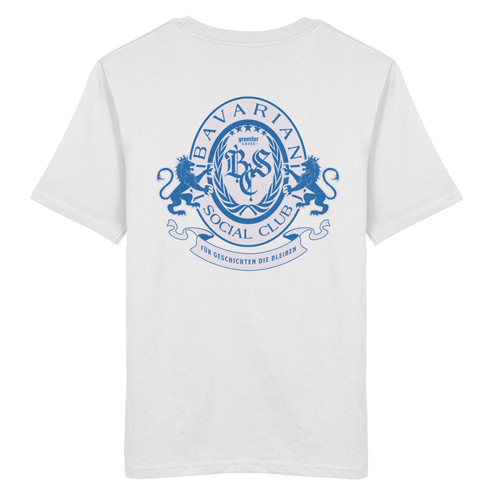 Weißes T-Shirt mit großem blauen Bavarian Social Club Wappen auf dem Rücken, Lorbeerkranz, Löwen und hochwertigem bayerischen Streetwear-Design.