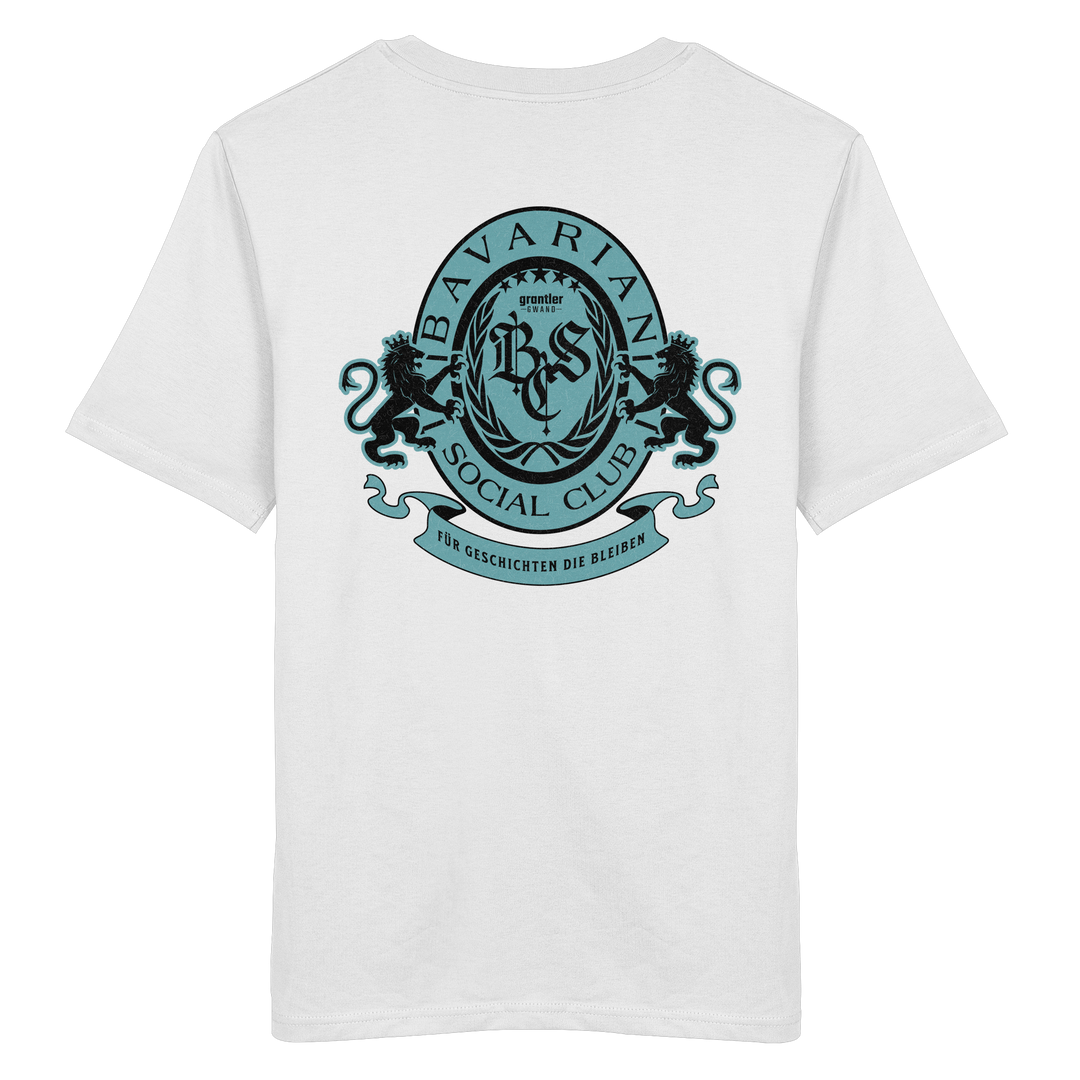 Weißes T-Shirt mit großem mintfarben-schwarzem Bavarian Social Club Wappen auf dem Rücken, verziert mit zwei Löwen, Lorbeerkranz und dem Schriftzug „Für Geschichten die bleiben“.