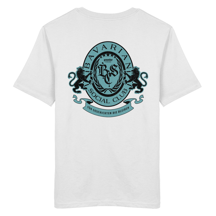 Weißes T-Shirt mit großem mintfarben-schwarzem Bavarian Social Club Wappen auf dem Rücken, verziert mit zwei Löwen, Lorbeerkranz und dem Schriftzug „Für Geschichten die bleiben“.