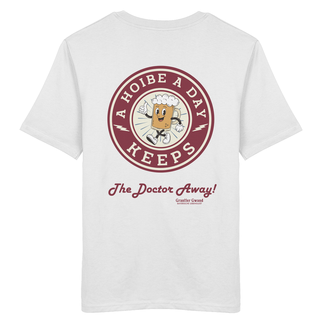 Weißes Unisex-T-Shirt mit großem Backprint „A Hoibe A Day – Keeps the Doctor Away“ im Retro-Bierdeckel-Design. Hochwertiges T-Shirt aus 100 % ringgesponnener Baumwolle für Biergarten, Volksfest und bayerische Streetwear. Designed und bedruckt in Bayern von Grantler Gwand.