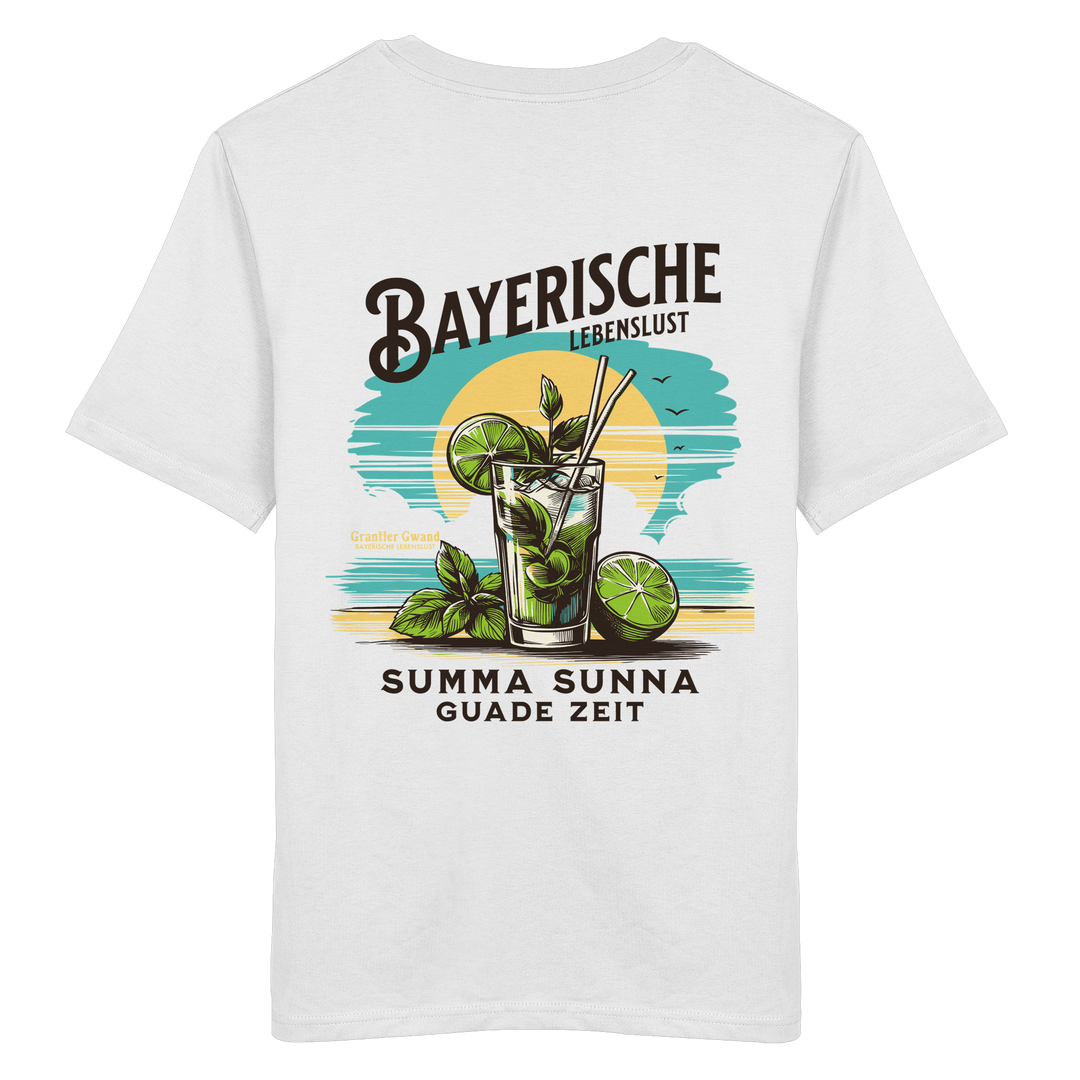 Weißes Shirt mit großem sommerlichem Backprint „Bayerische Lebenslust – Summa Sunna Guade Zeit“ und farbigem Drink-Motiv.