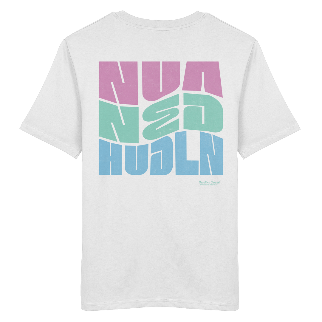 Weißes Shirt mit großem Backprint „Nua Ned Hudln“ im modernen Retro-Typografie-Design von Grantler Gwand.