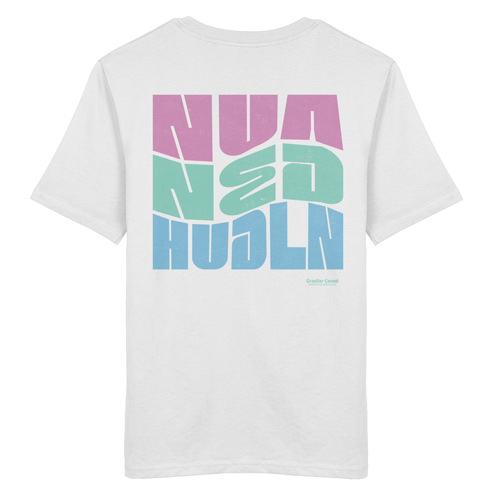 Weißes Shirt mit großem Backprint „Nua Ned Hudln“ im modernen Retro-Typografie-Design von Grantler Gwand.