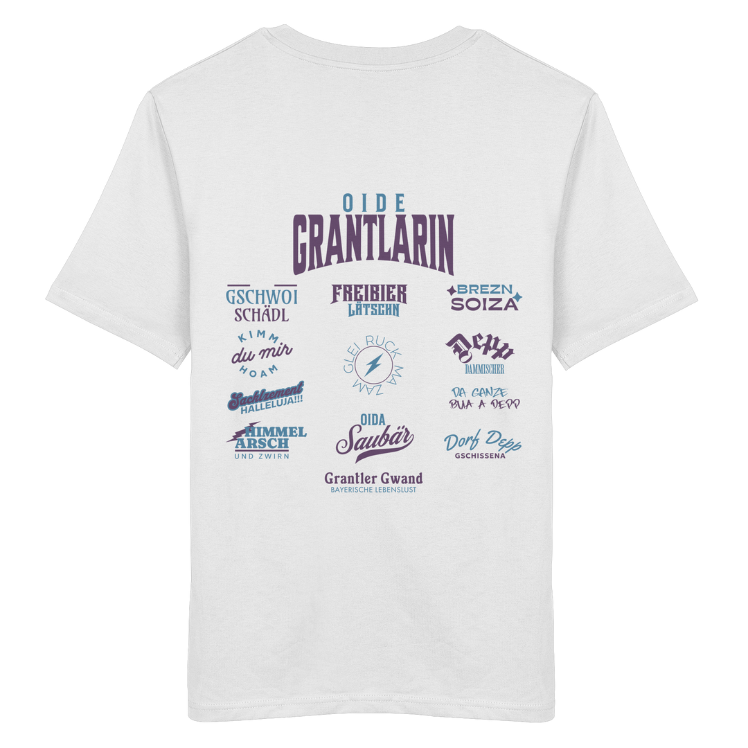 Weißes Shirt mit großem Backprint „Oide Grantlarin“ und verschiedenen bayerischen Dialektbegriffen wie Gschwoi Schädl, Freibier Låtschn, Brezn Soiza, Oida Saubär und Dorf Depp von Grantler Gwand.
