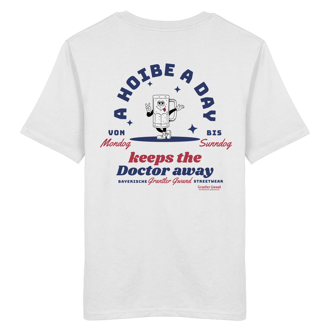 Weißes unisex SHirt mit großem Backprint „A Hoibe a Day keeps the Doctor away“ und einem gezeichneten Bierkrug als Motiv.