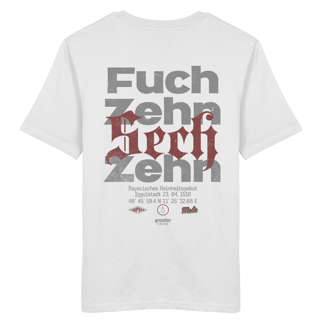 Weißes Shirt mit großem typografischen Backprint „Fuchzehn Sechzehn“ und roten Akzenten, inspiriert vom Bayerischen Reinheitsgebot von 1516.