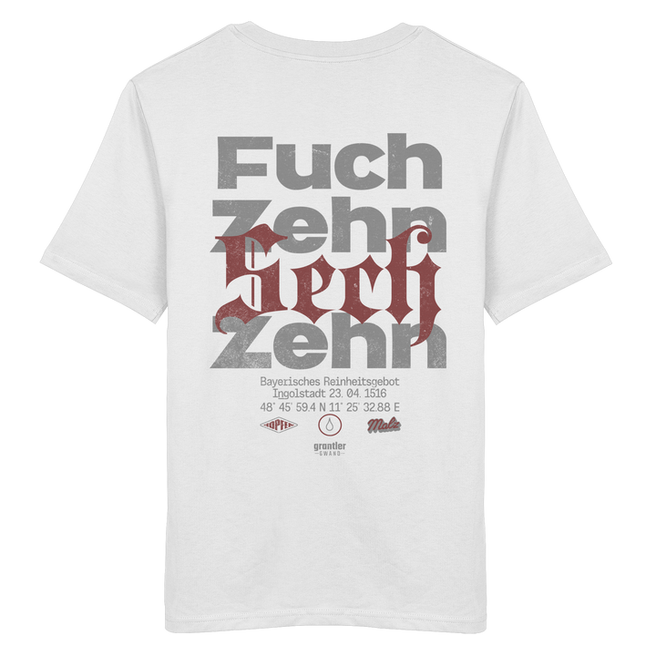 Weißes Shirt mit großem typografischen Backprint „Fuchzehn Sechzehn“ und roten Akzenten, inspiriert vom Bayerischen Reinheitsgebot von 1516.
