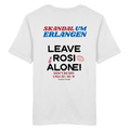 „Weißes Unisex T-Shirt mit mehrfarbigem Backprint 'Skandal um Erlangen – Leave Rosi Alone!' im markanten Typografie-Design von Grantler Gwand.“