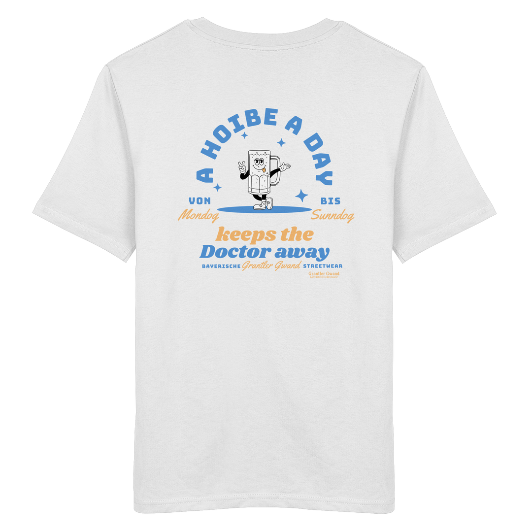 Weißes Unisex T-Shirt von Grantler Gwand mit Backprint „A Hoibe a Day keeps the Doctor away“, Bierkrug-Maskottchen im Retro-Design und hellblauen Details – bayerisches Streetwear T-Shirt aus Baumwolle.