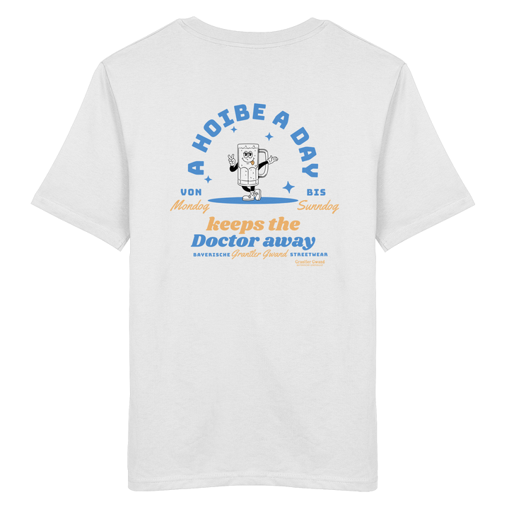 Weißes Unisex T-Shirt von Grantler Gwand mit Backprint „A Hoibe a Day keeps the Doctor away“, Bierkrug-Maskottchen im Retro-Design und hellblauen Details – bayerisches Streetwear T-Shirt aus Baumwolle.