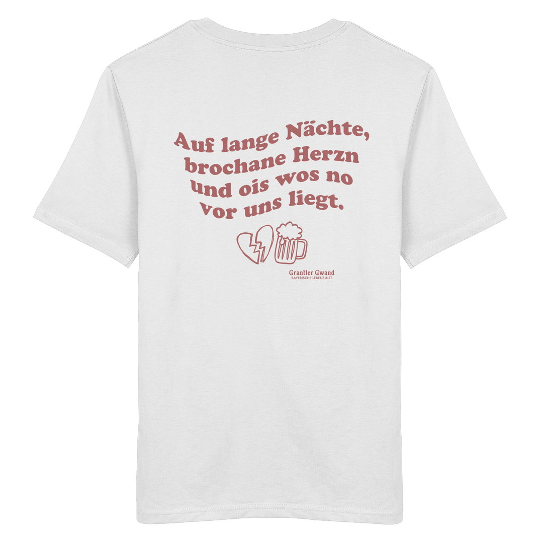 Weißes Unisex Shirt mit rotem Rückendruck „auf lange Nächte“ im Vintage-Look von Grantler Gwand aus hochwertiger Bio-Baumwolle.
