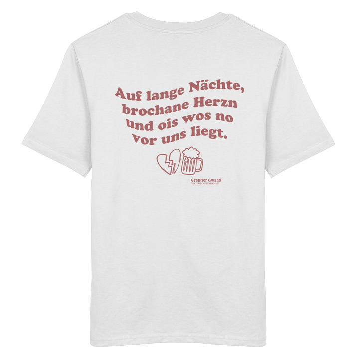 Weißes Unisex Shirt mit rotem Rückendruck „auf lange Nächte“ im Vintage-Look von Grantler Gwand aus hochwertiger Bio-Baumwolle.