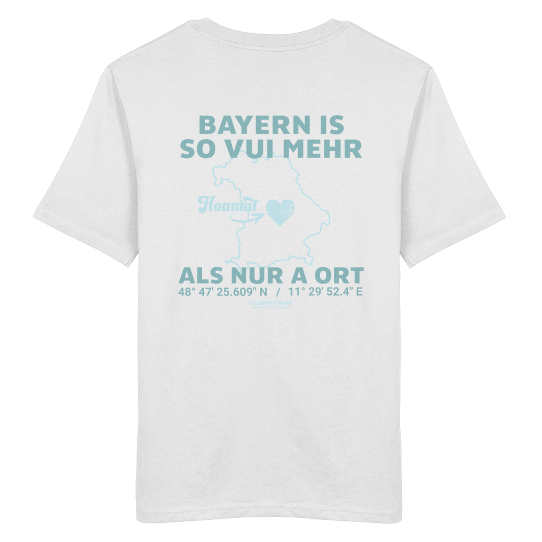 Weißes Unisex T-Shirt von Grantler Gwand mit grünem Backprint „Bayern is so vui mehr als nur a Ort“ und Bayern-Silhouette – bayerisches Streetwear T-Shirt aus Baumwolle.