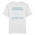 Weißes Unisex T-Shirt von Grantler Gwand mit grünem Backprint „Bayern is so vui mehr als nur a Ort“ und Bayern-Silhouette – bayerisches Streetwear T-Shirt aus Baumwolle.