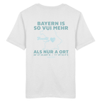 Weißes Unisex T-Shirt von Grantler Gwand mit grünem Backprint „Bayern is so vui mehr als nur a Ort“ und Bayern-Silhouette – bayerisches Streetwear T-Shirt aus Baumwolle.