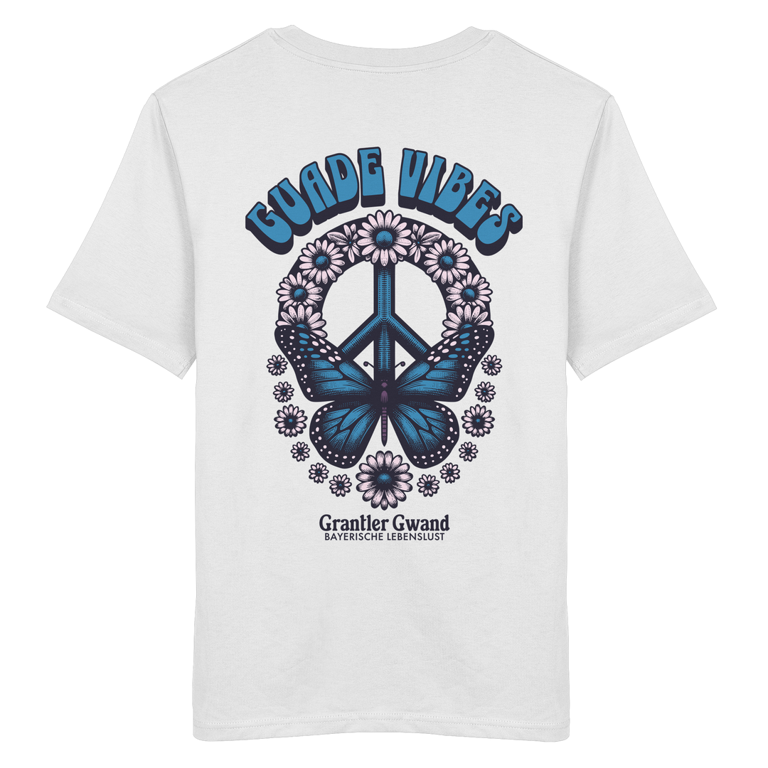 Weißes Unisex T-Shirt mit großem Backprint aus Peace-Zeichen, Schmetterling und Blumen sowie „Guade Vibes“ Schriftzug – hochwertiges Baumwoll T-Shirt im bayerischen Streetwear-Style von Grantler Gwand.
