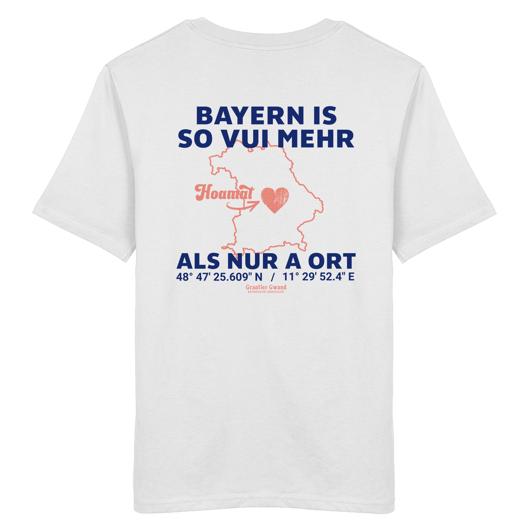 Weißes Unisex T-Shirt von Grantler Gwand mit blauem Backprint „Bayern is so vui mehr als nur a Ort“, Herzsymbol und Bayern-Silhouette – bayerisches Streetwear T-Shirt aus 100 % Baumwolle.