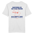 Weißes Unisex T-Shirt von Grantler Gwand mit blauem Backprint „Bayern is so vui mehr als nur a Ort“, Herzsymbol und Bayern-Silhouette – bayerisches Streetwear T-Shirt aus 100 % Baumwolle.