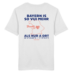 Weißes Unisex T-Shirt von Grantler Gwand mit blauem Backprint „Bayern is so vui mehr als nur a Ort“, Herzsymbol und Bayern-Silhouette – bayerisches Streetwear T-Shirt aus 100 % Baumwolle.