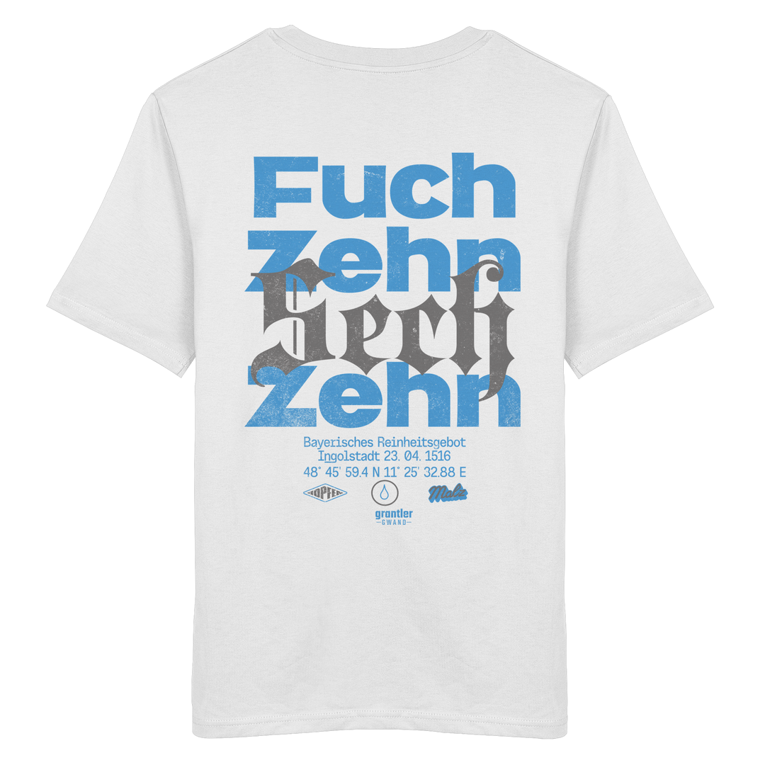 Weißes Shirt mit großem typografischen Backprint „Fuchzehn“, modernen blauen und schwarzen Schriftzügen sowie Verweis auf das Bayerische Reinheitsgebot von 1516.