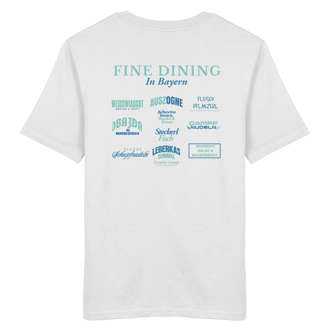 Weißes Unisex T-Shirt mit grünem „Fine Dining in Bayern“-Backprint – bayerische Streetwear mit typografischem Motiv rund um Leberkas, Brezen, Dampfnudeln und weitere Klassiker der bayerischen Küche.