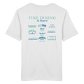 Weißes Unisex T-Shirt mit grünem „Fine Dining in Bayern“-Backprint – bayerische Streetwear mit typografischem Motiv rund um Leberkas, Brezen, Dampfnudeln und weitere Klassiker der bayerischen Küche.