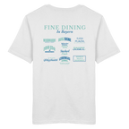 Weißes Unisex T-Shirt mit grünem „Fine Dining in Bayern“-Backprint – bayerische Streetwear mit typografischem Motiv rund um Leberkas, Brezen, Dampfnudeln und weitere Klassiker der bayerischen Küche.