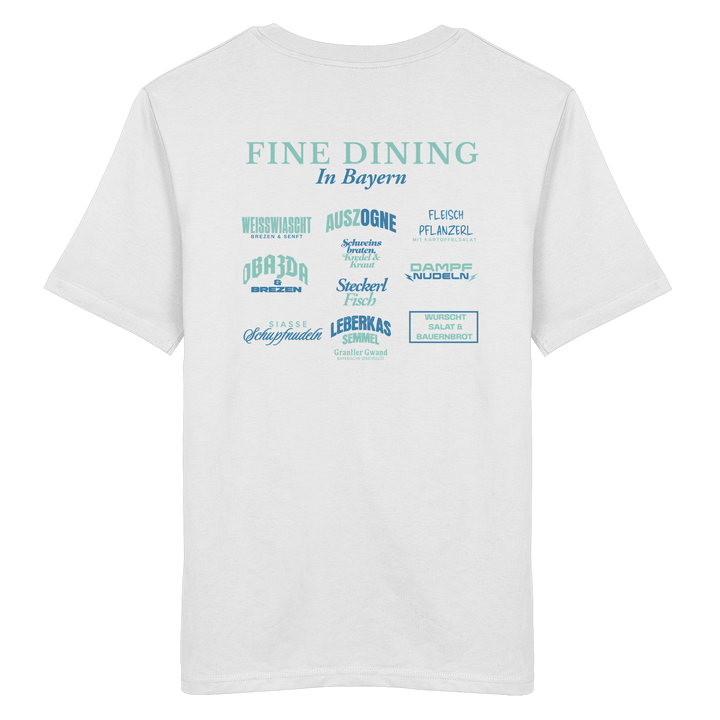 Weißes Unisex T-Shirt mit grünem „Fine Dining in Bayern“-Backprint – bayerische Streetwear mit typografischem Motiv rund um Leberkas, Brezen, Dampfnudeln und weitere Klassiker der bayerischen Küche.