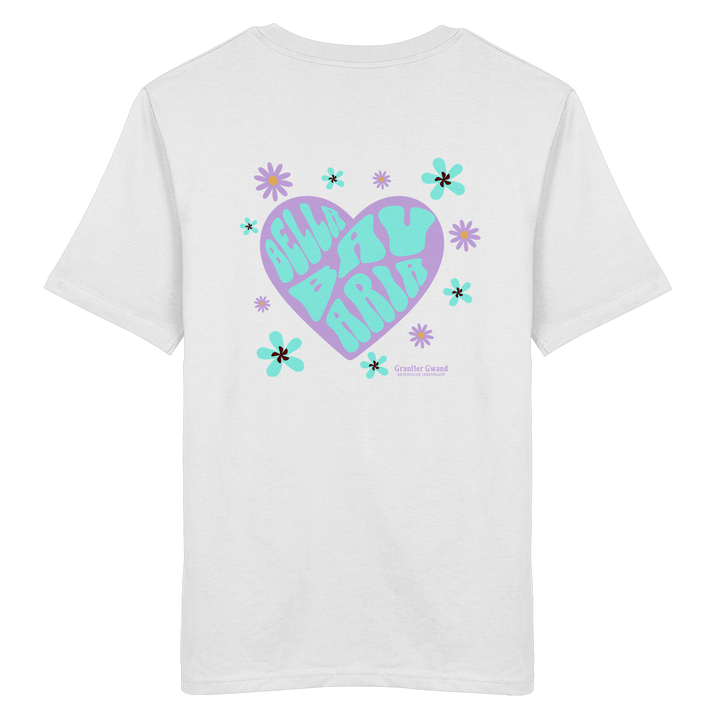 Bayerisches T-Shirt in weiß mit lila Herzmotiv, türkisfarbener Aufschrift "Besser auf Bairisch" und floralen Retro-Elementen im modernen Streetwear-Design von Grantler Gwand.