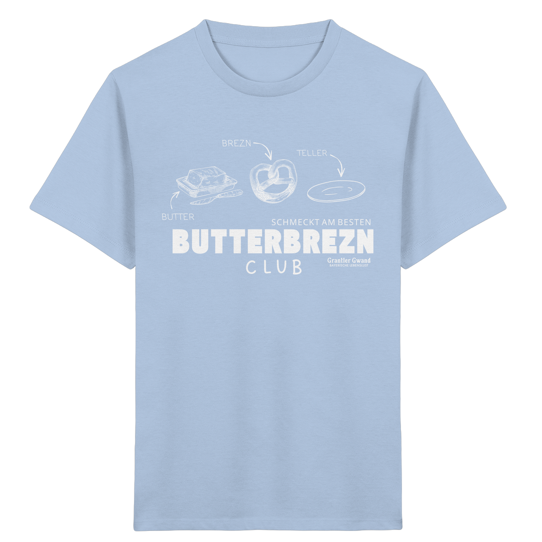 Hellblaues Kinder-T-Shirt mit weißem Frontprint „Butterbrezn Club“. Bayerisches Kinder-Shirt mit liebevollem Brezn-Motiv für Kindergarten, Spielplatz und Alltag. Weiche Baumwolle, designed und bedruckt in Bayern von Grantler Gwand.
