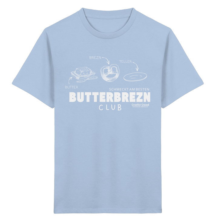Hellblaues Kinder-T-Shirt mit weißem Frontprint „Butterbrezn Club“. Bayerisches Kinder-Shirt mit liebevollem Brezn-Motiv für Kindergarten, Spielplatz und Alltag. Weiche Baumwolle, designed und bedruckt in Bayern von Grantler Gwand.