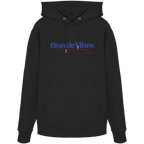Schwarzer Unisex Hoodie mit blauem Frontprint „Guade Vibes – Ois andere is a Schmarrn“ – bayerischer Streetwear Hoodie mit modernem Dialekt-Spruch von Grantler Gwand.