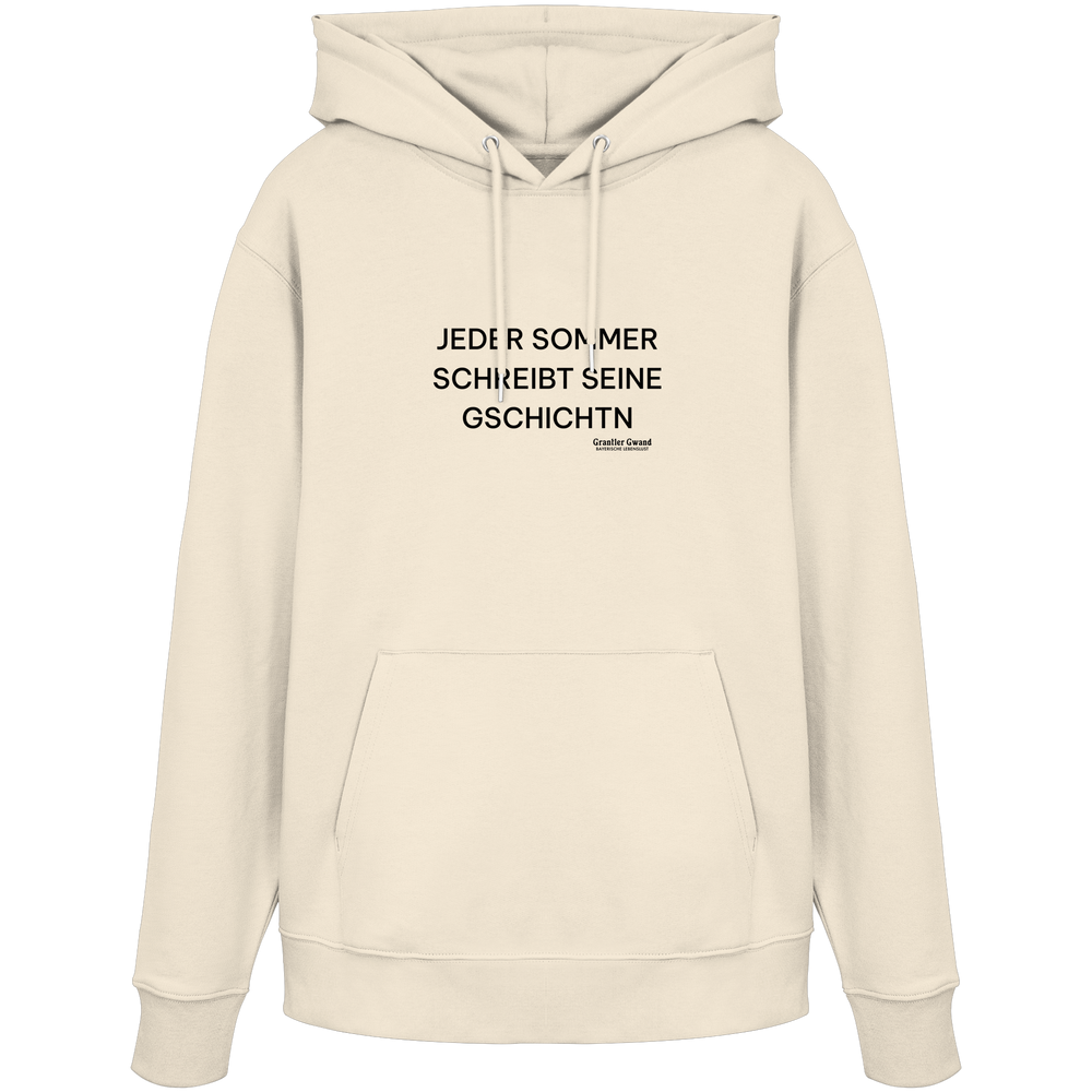 „Beiger Unisex Hoodie mit schwarzem Frontprint 'Jeder Sommer schreibt seine Gschichtn' von Grantler Gwand.“