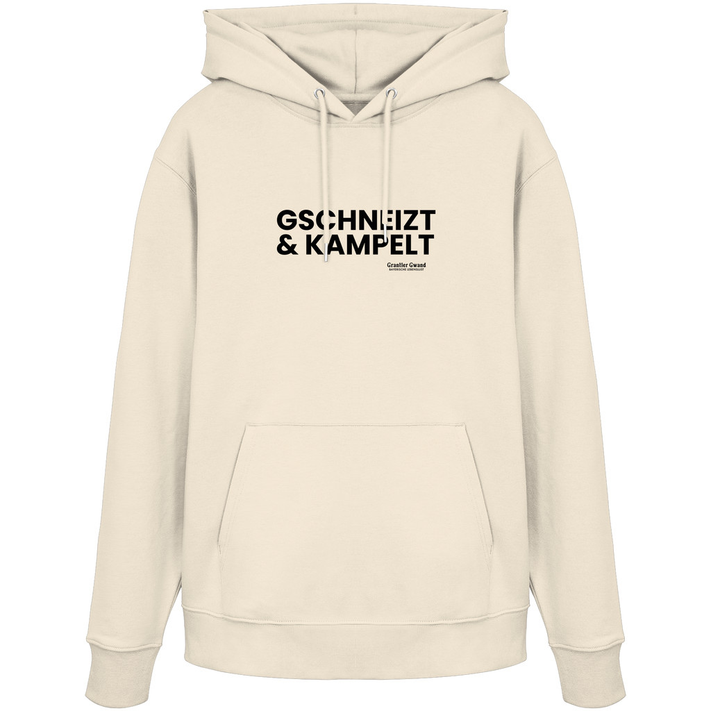 Beiger Hoodie mit schwarzem Frontprint „Gschneizt & Kampelt“. Moderner Unisex-Hoodie mit bayerischem Dialekt im minimalistischen Streetwear-Design für Volksfest, Biergarten und Alltag. Hochwertige Qualität, designed und bedruckt in Bayern von Grantler Gwand.