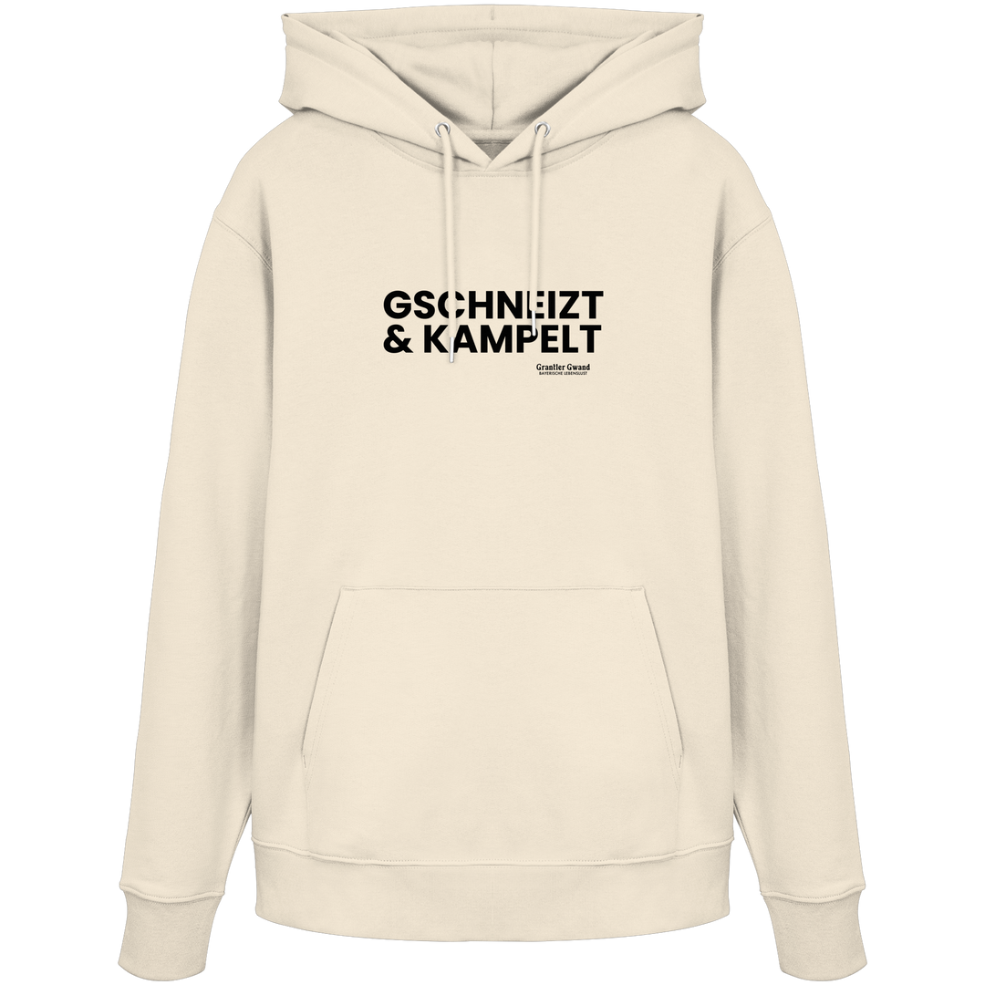 Beiger Hoodie mit schwarzem Frontprint „Gschneizt &amp; Kampelt“. Moderner Unisex-Hoodie mit bayerischem Dialekt im minimalistischen Streetwear-Design für Volksfest, Biergarten und Alltag. Hochwertige Qualität, designed und bedruckt in Bayern von Grantler Gwand.