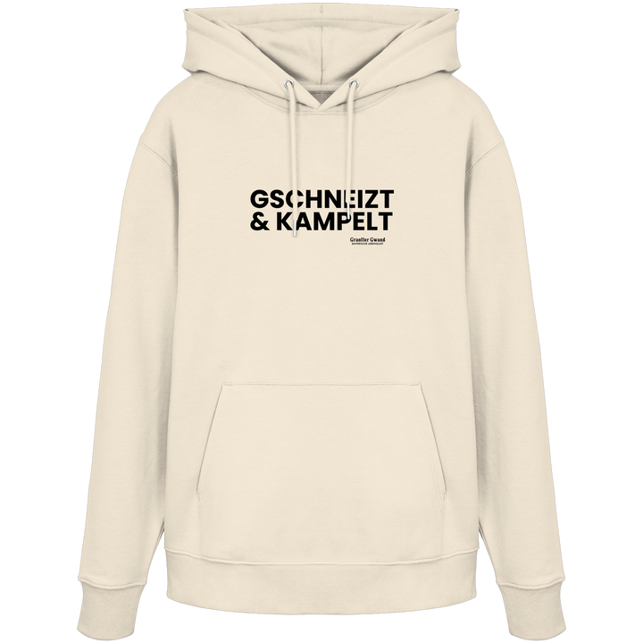 Beiger Hoodie mit schwarzem Frontprint „Gschneizt &amp; Kampelt“. Moderner Unisex-Hoodie mit bayerischem Dialekt im minimalistischen Streetwear-Design für Volksfest, Biergarten und Alltag. Hochwertige Qualität, designed und bedruckt in Bayern von Grantler Gwand.